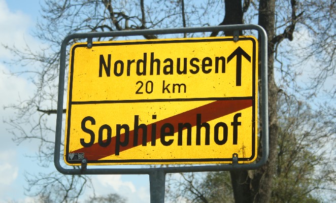 Sophienhof ist etwas abgelegen - aber keine Angst, in die andere Richtung sind es "nur" zehn Kilometer bis zur nächsten Ortschaft... (Looking for a remote place? Try Sophienhof!)