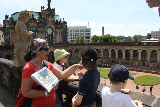 Christina Avdi vermittelt die Geschichte des Dresdener Zwingers so, dass auch die Kinder gebannt zuhören.
