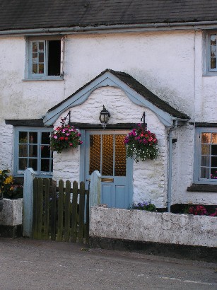 Englische Idylle im Exmoor: zuckersüße Cottages mit Blumenampeln allerorten. 