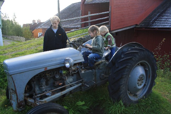 Da schlägt das Herz eines jeden Y-Chromosom-Trägers höher: Probesitzen auf einem alten Trecker vor einem norwegischen Bauernhof mit der typischen Auffahrt zum Heuboden (die übrigens auch in der "freien Wildbahn" heute noch so aussehen). 