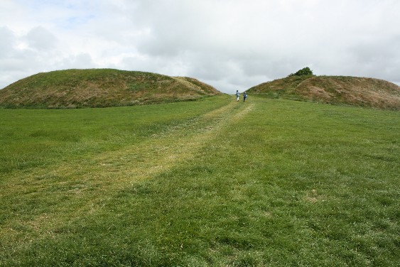 Zwei Hügelchen? Falsch. Der Eingang in den mysteriösen Ringwall der Lembecksburg, die Menschen einmal wichtig genug war, um eine Menge Erde zu bewegen.