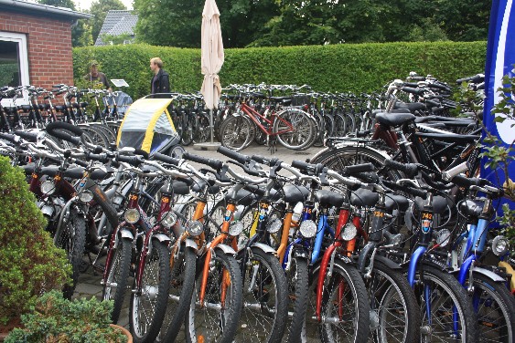 Wer die Fahrräder nicht von zu Hause mitgenommen hat, wird auf der Insel fündig - zum Beispiel auch in Nieblum an der Hauptstraße.