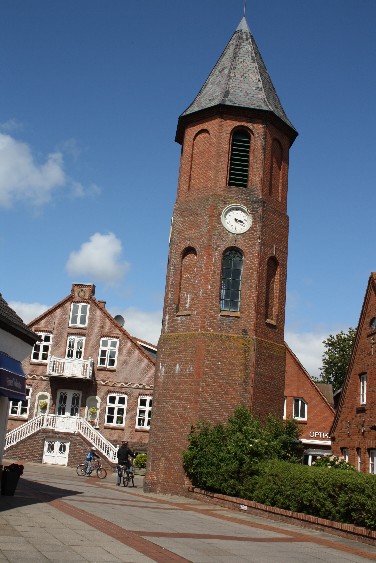 Der einsame Glockenturm ist das Wahrzeichen von Wyk auf Föhr. 