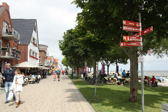 Wyk auf Föhr ist ein typischer Touristenort, besticht aber durch die direkte Nähe zum Badestrand.