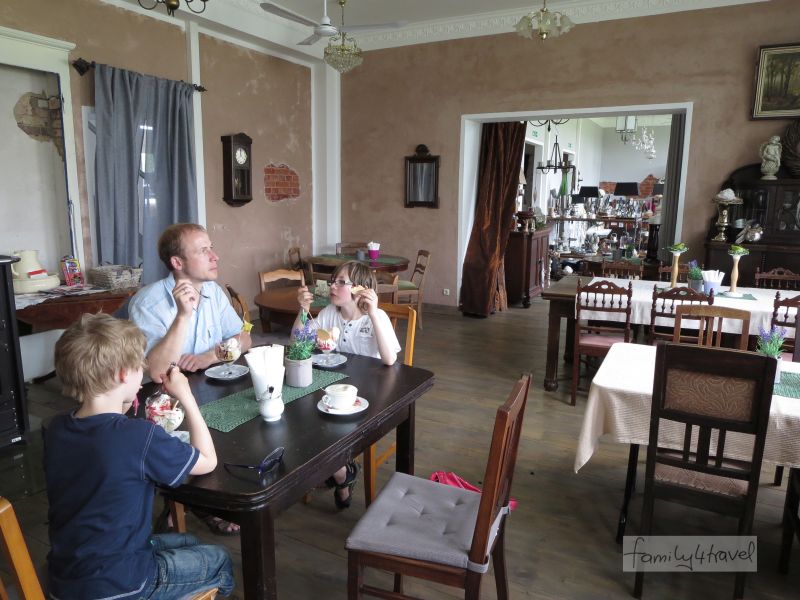 Hier ein gemütliches Café, dort ein verlockender Klimbim-Laden: die Alte Schule in Petershagen-Lahde. 
