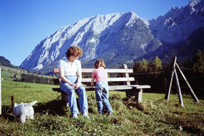 Ich mit meiner Mama und unserem Hund Wili vorm Grimming, irgendwann in den 80ern. 