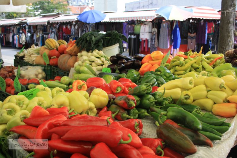Obst und Gemüse, Fisch und Klamotten - auf dem Marktplatz gibt's so gut wie alles. 
