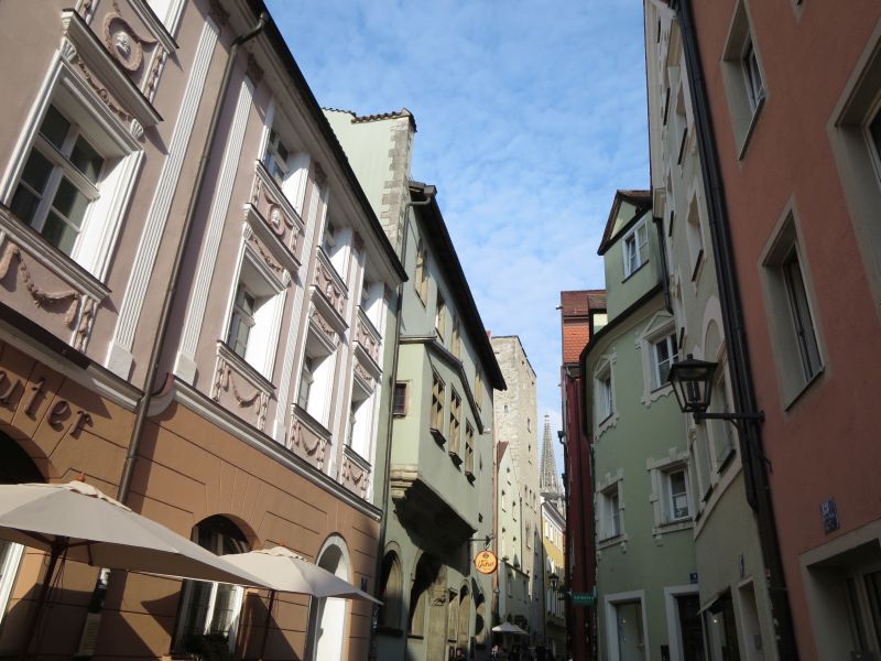 In Regensburgs Altstadt lohnt sich immer ein Blick nach oben an den Häuserfassaden empor. 