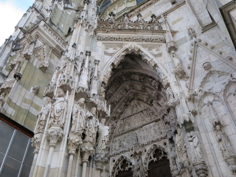 Der Regensburger Dom gehört zu den imposantesten Kirchen Deutschlands. Die Details im Eingangsportal künden von der Pracht im Inneren. 