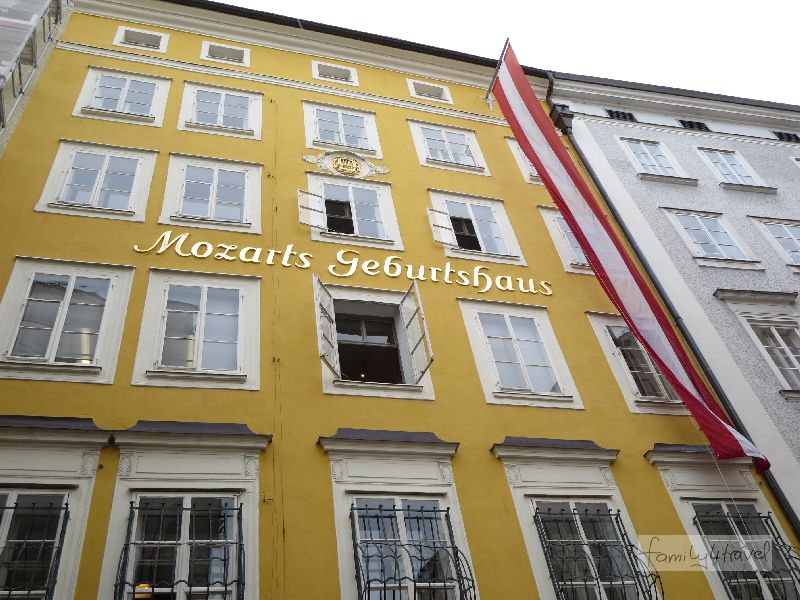Nicht zu übersehen: Mozarts Geburtshaus. Nicht im Bild: Touristenmassen und ein Supermarkt im Erdgeschoss.