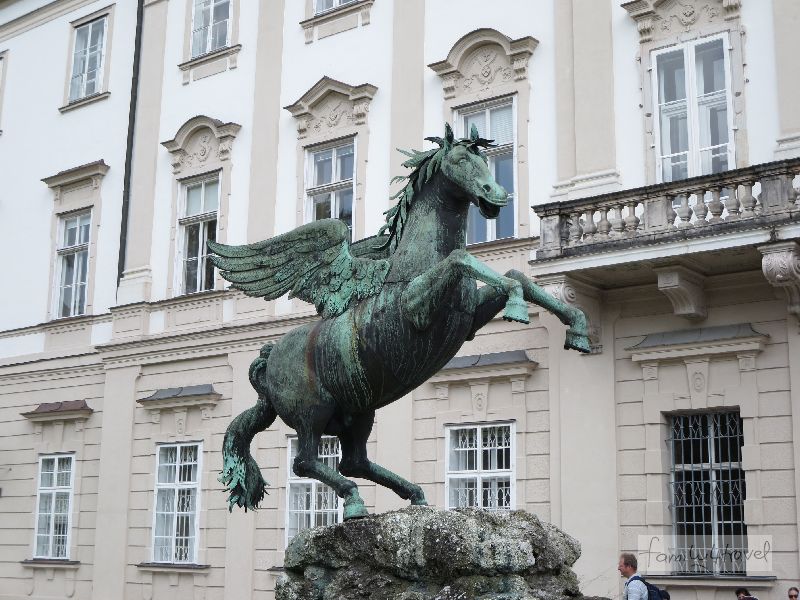 Der Pegasusbrunnen stand zu Salomes Zeit noch nicht hier. Das geflügelte Ross ist in Salzburg und Umgebung weit herumgekommen. Obwohl bereits 1661 gegossen, ziert es den Mirabellengarten erst seit 1913. 