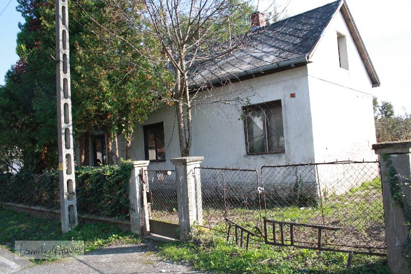 Hat schon bessere Zeiten gesehen: typisches Haus in Balatonbereny. 