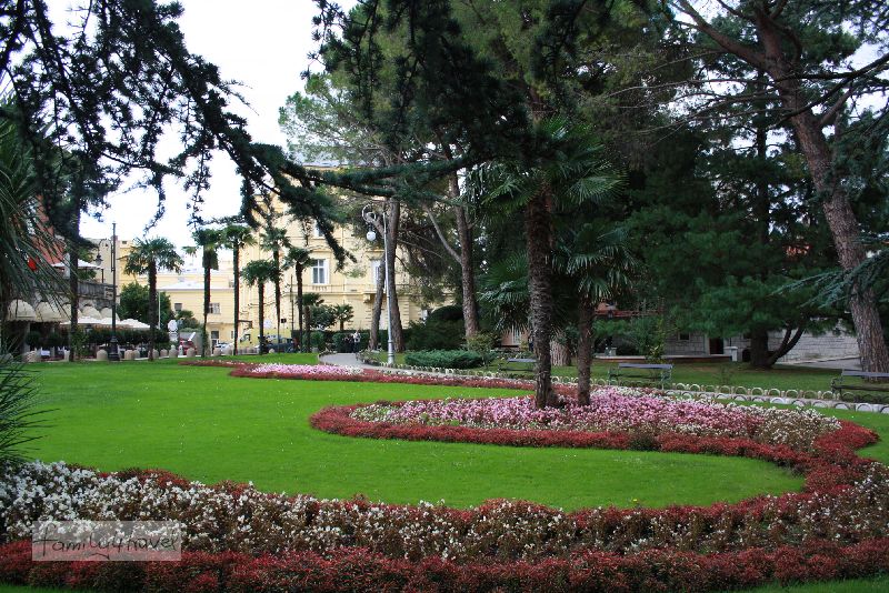 Die weitläufigen Parkanlagen direkt am Meer haben Opatija bei den Reichen und Schönen beliebt gemacht. 