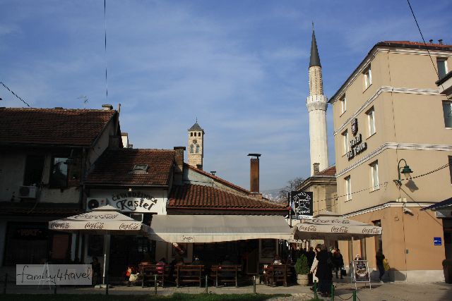 Moscheen und christliche Kirchen auf einen Blick in Bosniens Hauptstadt Sarajevo. 