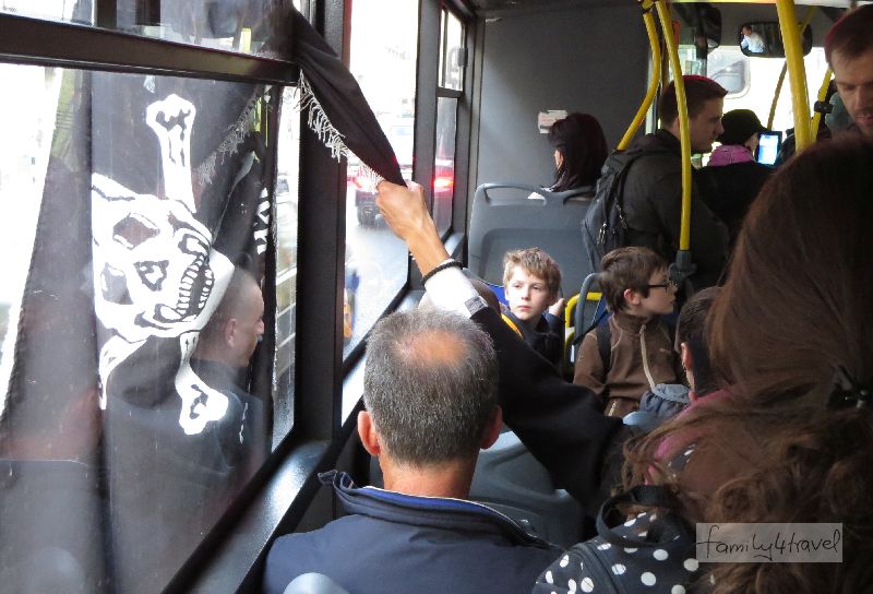 Wenn zwischen dir und deinen Kindern ein Partisan mit Totenkopfflagge im Bus sitzt - Schockmoment in Belgrad, fotografisch dokumentiert aus der Hüfte.
