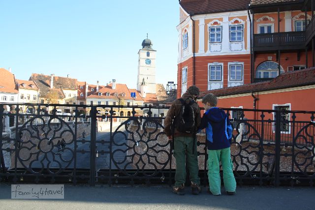 Von der "Lügenbrücke" hat man einen schönen Ausblick auf den kleineren der beiden Marktplätze von Sibiu. Warum sie so heißt und etliche andere Schwänke aus der Stadtgeschichte erzähle ich, wenn ich mehr Zeit habe. 