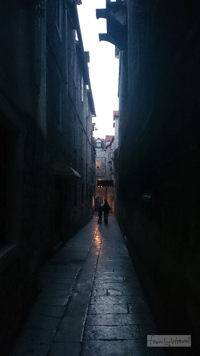 Eng und dunkel und im Sommer angenehm kühl, wenn draußen mehr als 40 Grad herrschen: die Altstadtgassen in Split. 