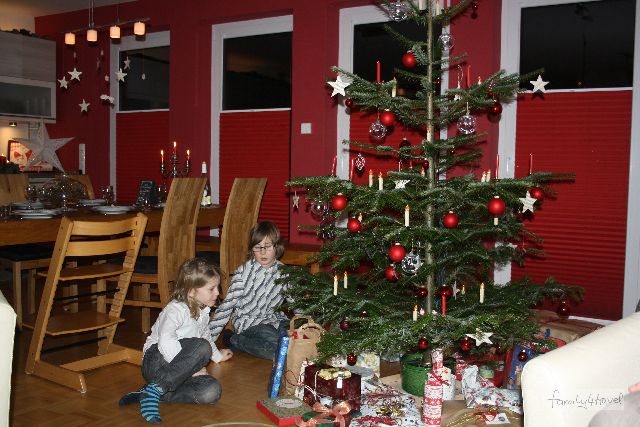 So ist Weihnachten zu Hause: Die Jungs letztes Jahr unterm Weihnachtsbaum. 