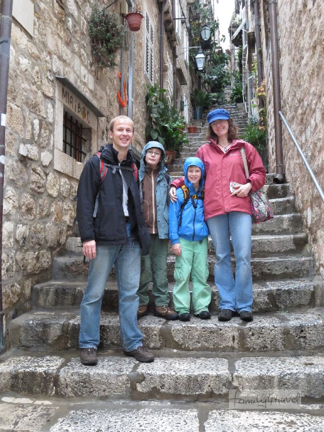 Frisch genesen und bereit, es mit all den Treppenstufen aufzunehmen: family4travel in Dubrovnik. 