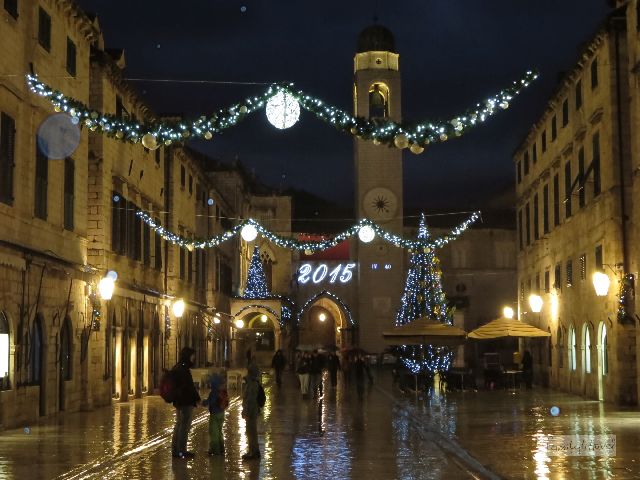 Die Hauptstraße Dubrovniks ist großzügig angelegt. Dass alle Häuser einem einheitlichen Stil entsprechen, verdankt die Stadt einem unschönen Grund: dem großen Erdbeben von 1667, bei dem mehr als 5000 Bewohner ums Leben gekommen sein sollen. 