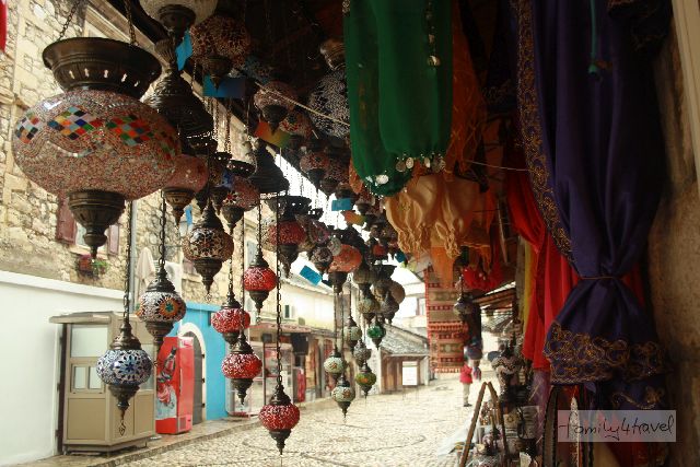 Wer einen ruhigen (und dazu noch überdachten) Fleck in der Altstadt von Mostar findet, kann hier den ganzen Tag das bunte Leben beobachten. 