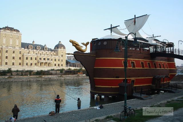 Disneyland-Kitsch aus Stahlbeton: Restaurant-Schiff am Varsar. Hier sind wir allerdings nicht eingekehrt. 