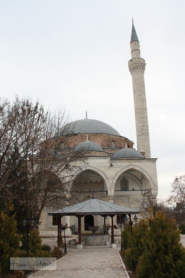 Auch im Stadtbild ist der Islam mit der Mustafa-Pascha-Moschee präsent. Immerhin stand Mazedonien 500 Jahre unter osmanischer Herrschaft. 