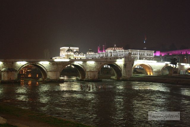 Die Steinerne Brücke über den Varsar ist das Wahrzeichen von Skopje. 