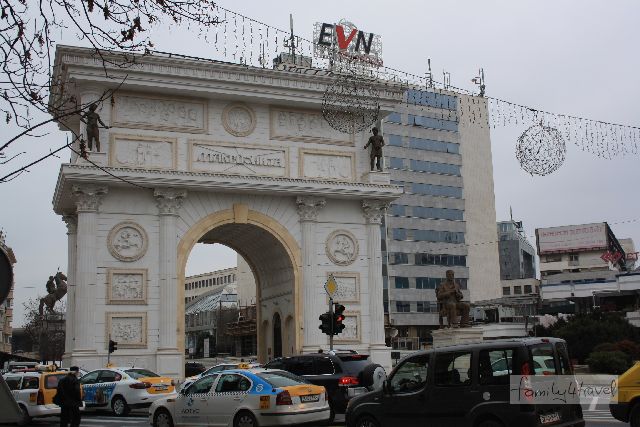 Die Porta Macedonia sieht aus wie ein zu heiß gewaschener Arc de Triomphe. 