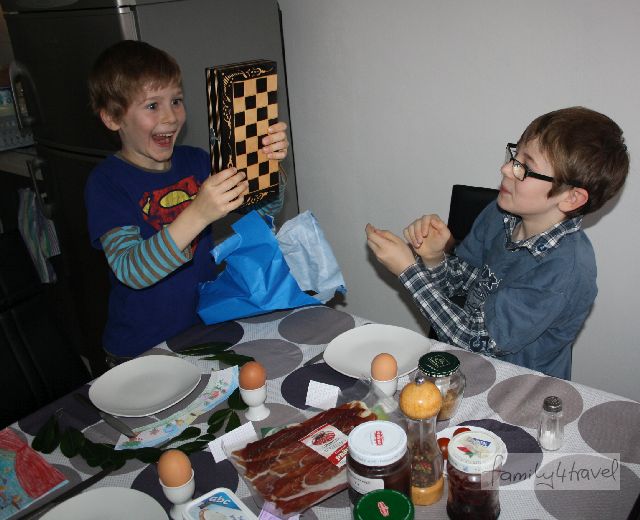 Geburtstagsfrühstück in der Fremde mit lang ersehntem Schachbrett - einer von Silas' schönsten Momenten auf unserer Reise. 