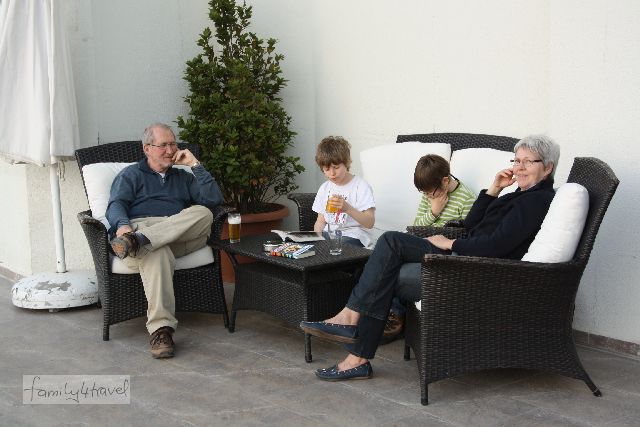 Bei mildem Vorfrühlingswetter auf der Hotelterrasse mit Oma und Opa abhängen und dabei so viele Milchshakes bestellen, wie das Herz begehrt - die Jungs mögen all-inclusive. 