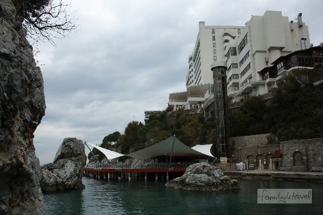 Besonders hübsch ist es nicht, das "hotel de luxe KoruMar", aber es liegt direkt am Meer. 