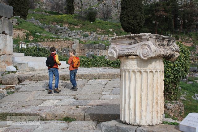 Unsere Kinder finden sich zwischen antiken Ruinen bestens zurecht. Dass sie gerade an einer ionischen Säule vorbeilaufen, wissen sie genau (das heißt allerdings nicht, dass es sie sonderlich interessiert...). 