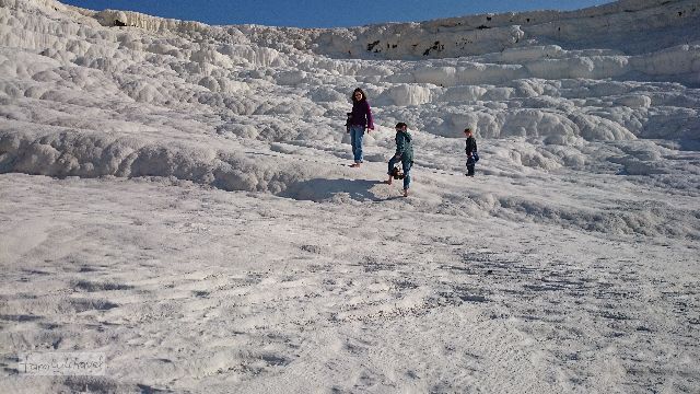 Kein Schnee, "nur" der Travertin von Pamukkale. Der ist bei 8 Grad im Winter aber auch reichlich kalt, wenn man barfuß gehen muss...