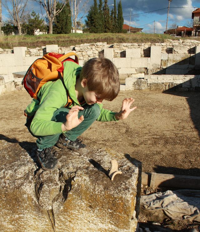 Auf dem Ausgrabungsgelände kommen die Kinder der Antike noch mal ein ganzes Stück näher als im Museum - oder an jedem anderen Ort, den wir kennen. 