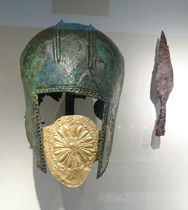 Der goldverzierte makedonische Helm stammt aus einem Grab. 