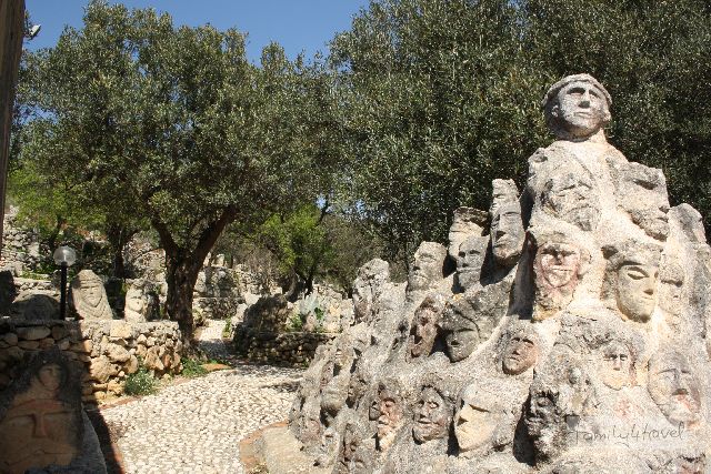Das Castello Incantato ist ein Olivenhain voller Skulpturen des Nicht-Künstlers Filippo Bentivega. 