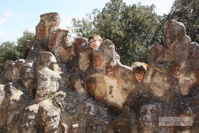 Kinder haben Spaß im Castello Incantato. Es gibt genügend Platz zum Herumtollen und buchstäblich an jedem Stein etwas zu entdecken. 