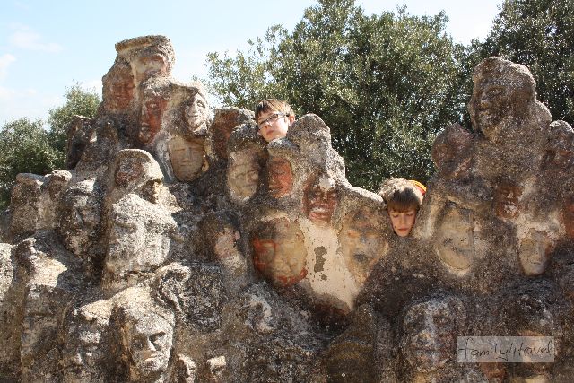 Kinder haben Spaß im Castello Incantato. Es gibt genügend Platz zum Herumtollen und buchstäblich an jedem Stein etwas zu entdecken.
