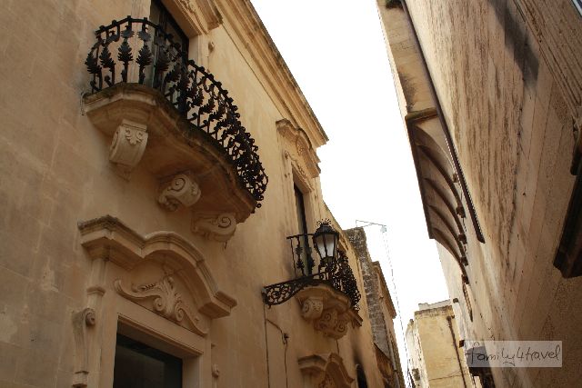 Auch viele profane Wohnhäuser erfreuen sich in Lecce dank des weichen Tuffsteins wilder Ornamente. 