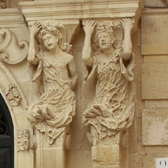So wie der Dame rechts geht es vielen bildhauerischen Details in Lecce. 