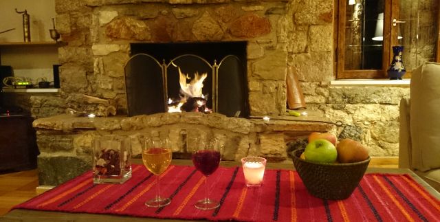 Unseren 15. Jahrestag feiern wir in einem wunderschönen Ferienhaus auf dem Peloponnes vor dem Kamin mit einem zweisamen Abend - absolute Seltenheit, dafür umso schöner. 