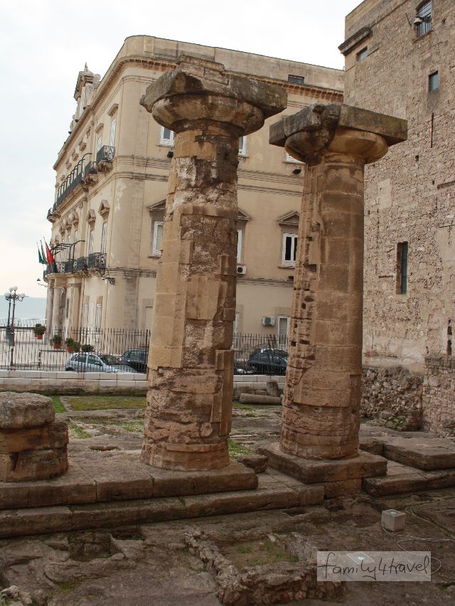 Mitten in der Stadt, ganz in der Nähe von Rathaus und Festung, stehen die zwei dorischen Säulen, Überbleibsel des Poseidon-Tempels. 