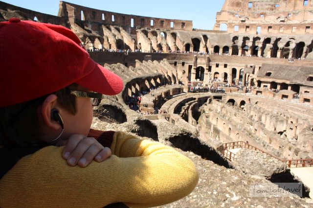 Kind im Kolosseum Rom, Weltreise mit Kindern