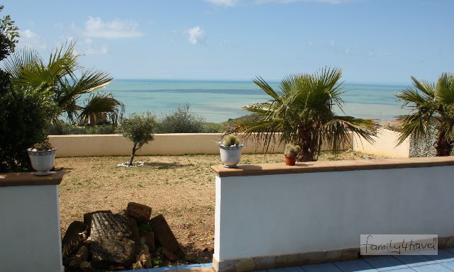 Blauer Himmel, blaues Meer: Bei Sonnenschein ist das Leben schöner! (Ausblick von der Terrasse unserer Ferienwohnung in Sciacca, Sizilien.)