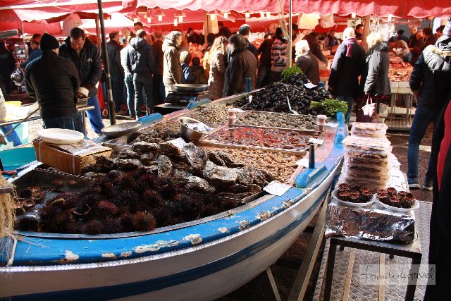 Fischmarkt in Catania. Ich hatte keine Ahnung, dass man Seeigel auch essen kann! 