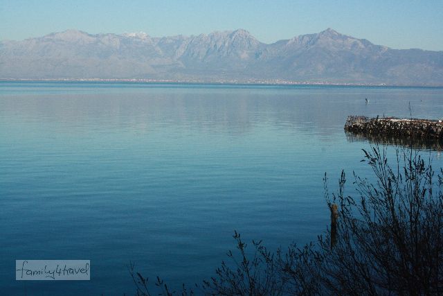 Der Skutari-See trennt Albanien von Montenegro. Dahinter beginnen die Berge und hören so schnell auch nicht wieder auf. 