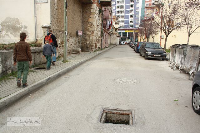 Auch das ist Albanien: Eigenverantwortung muss man schon an den Tag legen... (Nebenstraße in Durres.)