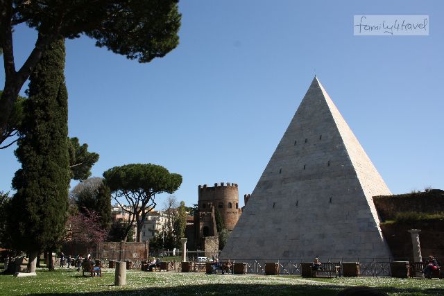 Die Pyramide ist eines der Wahrzeichen von Testaccio. 