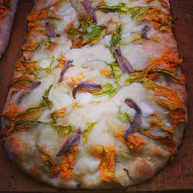 Pizza mit Sardellen und Zucchiniblüten - ein Gedicht!